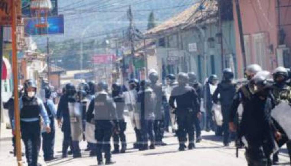 En la mañana del 9 de febrero, los policías implicados en el caso de Keyla, fueron reasignados a las postas de La Paz y Tegucigalpa.