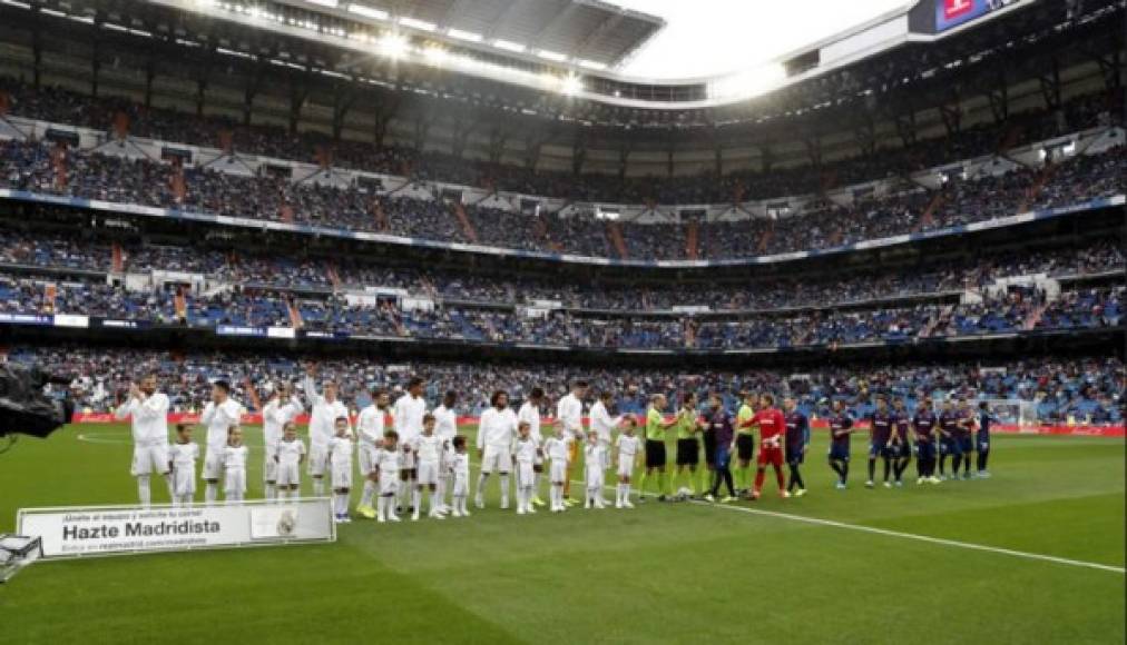 Los equipos titulares del Real Madrid y Levante antes del inicio del partido en el estadio Santiago Bernabéu.