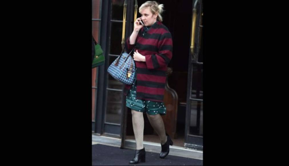 A la actriz Lena Dunham le hace falta pasar urgentemente por la peluquería. La creadora de la serie 'Girls' ha sido pillada esta semana con su peor cara. Con un vestido de rayas rojas y negras, de la actriz sobre todo destacaba su melena rubia mal cuidada en la que se veía una gran raíz color cobre. <br/>