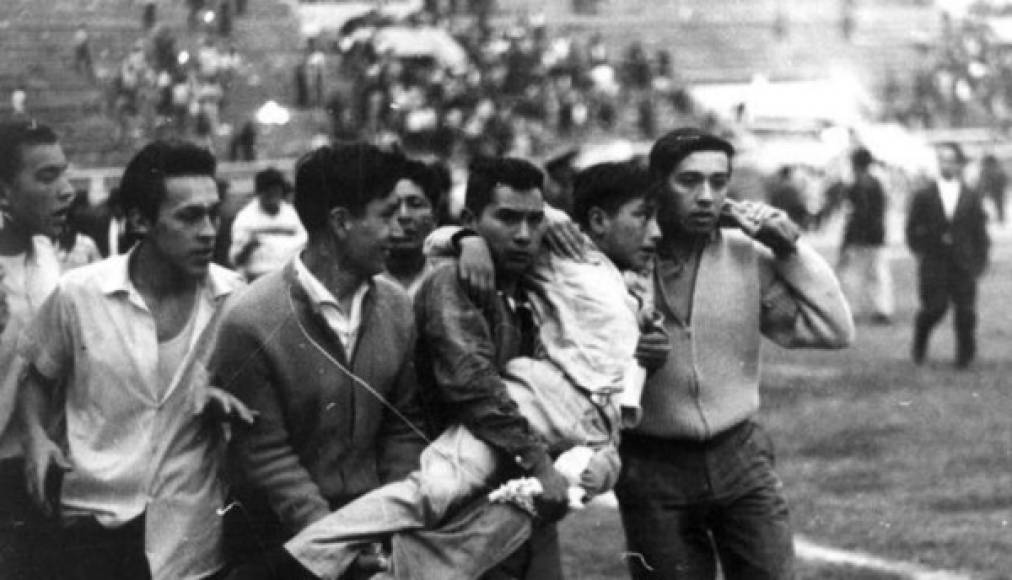 Tragedia del Estadio Nacional del Perú (1964). Es considerada como la mayor tragedia en un estadio de fútbol de todos los tiempo. Murieron alrededor de unas 320 personas a causa de la violencia entre hinchas y policías.