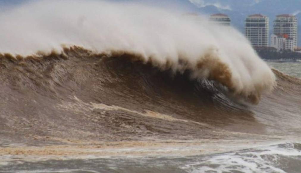 Las autoridades también han advertido por las fuertes marejadas que ha provocado el ciclón.