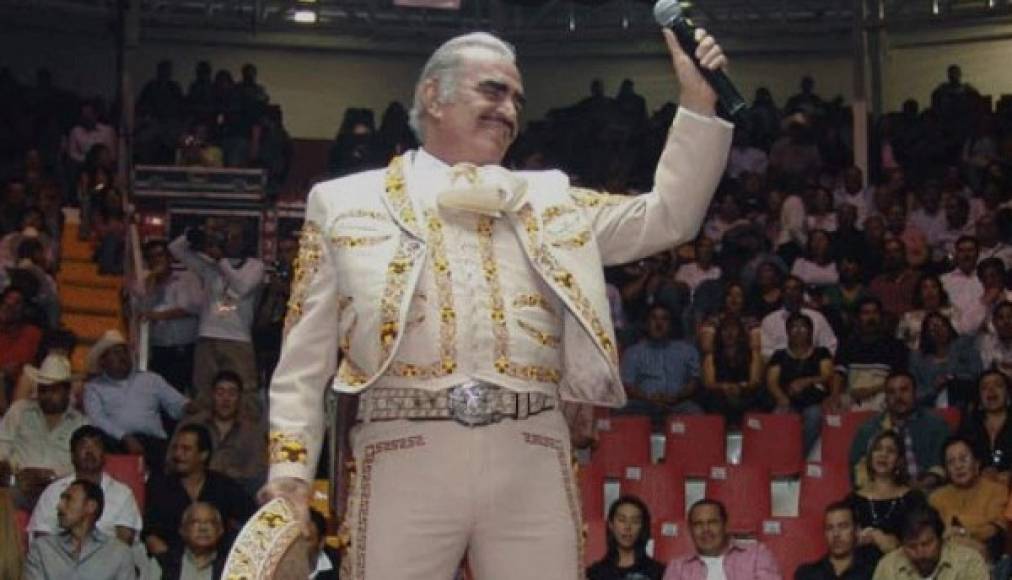 El cantante mexciano Vicente Fernández conoció por primera vez a la nueva integrante de la dinastía Fernández. Los usuarios llenaron las redes de memes por la reacción de 'Chente'.