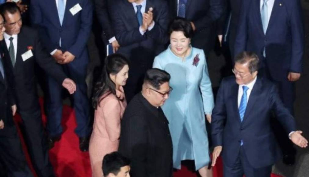 La esposa de Kim Jong-un ha sido la primera dama de Corea del Norte en ser presentada al público. Las cónyuges de los dos anteriores dictadores norcoreanos jamás fueron mostradas.