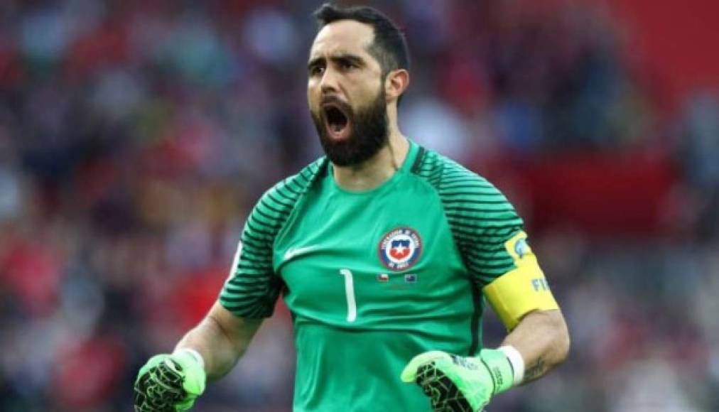 Claudio Bravo: El portero regresó a la selección de Chile y todo indica que será el titular ante Honduras. Juega en el Manchester City de Inglaterra.