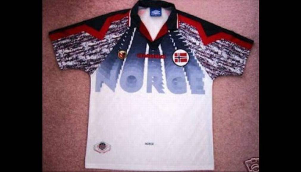 Camiseta de la selección de Noruega del 1995. A inicios de los 90, Noruega no era muy conocida en el fútbol internacional. Para cambiar eso, pusieron su nombre en el pecho de la camiseta. Llamó la atención, pero no como quería.
