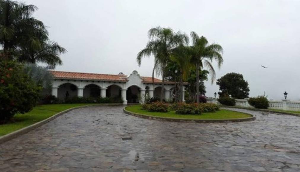 Vistosa entrada a las confortables instalaciones del Rancho Mis Tesoros ubicado en el municipio de Colinas, Santa Bárbara.