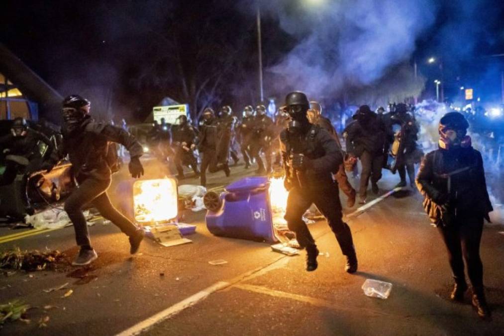 Los manifestantes desafiaron a la policía a través de la valla erigida alrededor de la comisaría y levantaban pancartas donde se podía leer 'Encarcelen a todos los policías asesinos racistas', '¿Soy yo el próximo' y 'Sin justicia no hay paz'.