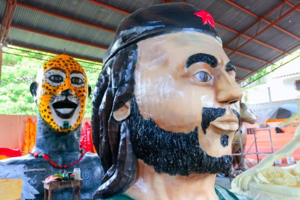 El Che que representa a la cultura socialista de América Latina (atrás un jaguar maya).