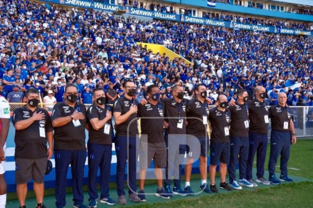 El cuerpo técnico de Honduras no se quedó atrás y entonó el himno nacional.