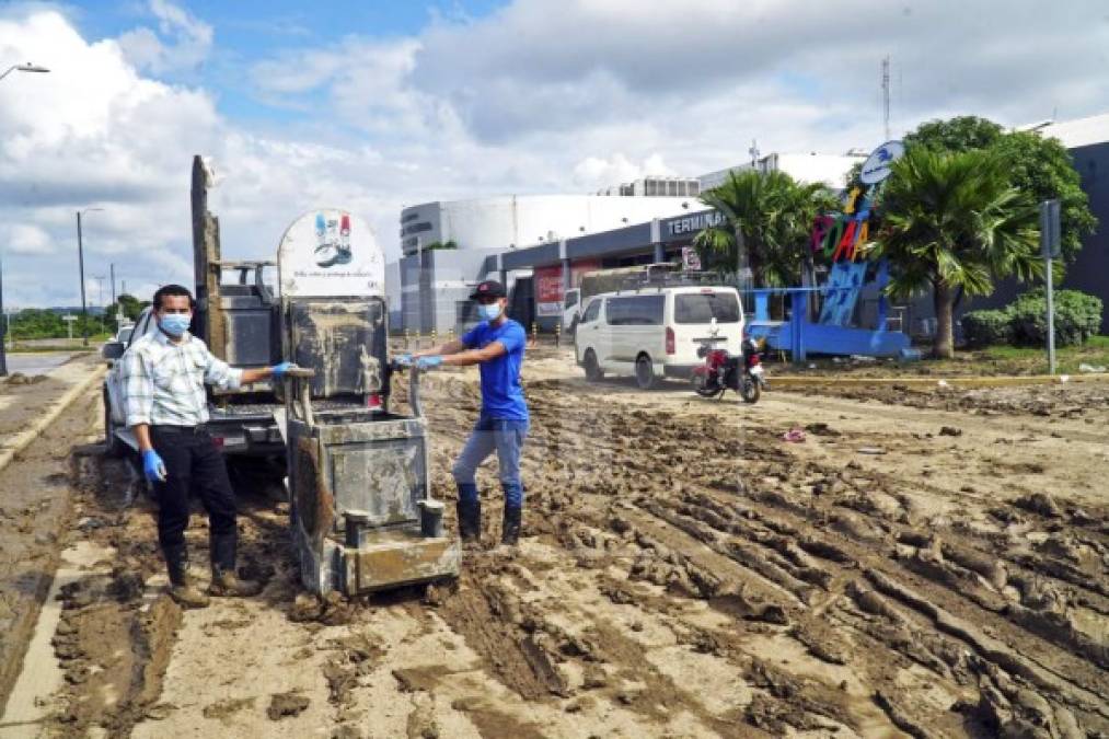 Un segundo circuito es en el que interviene la comisión que es el margen izquierdo del río Chamelecón y desde Chamelecón al puente La Ica. En ese tramo hay siete fallas donde se hacen en este momento trabajos provisionales.