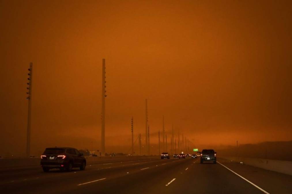 En California, donde se han reportado al menos ocho muertes, helicópteros de la Guardia Nacional rescataron a cientos de personas atrapadas por el 'Creek Fire' en el Bosque Nacional Sierra.