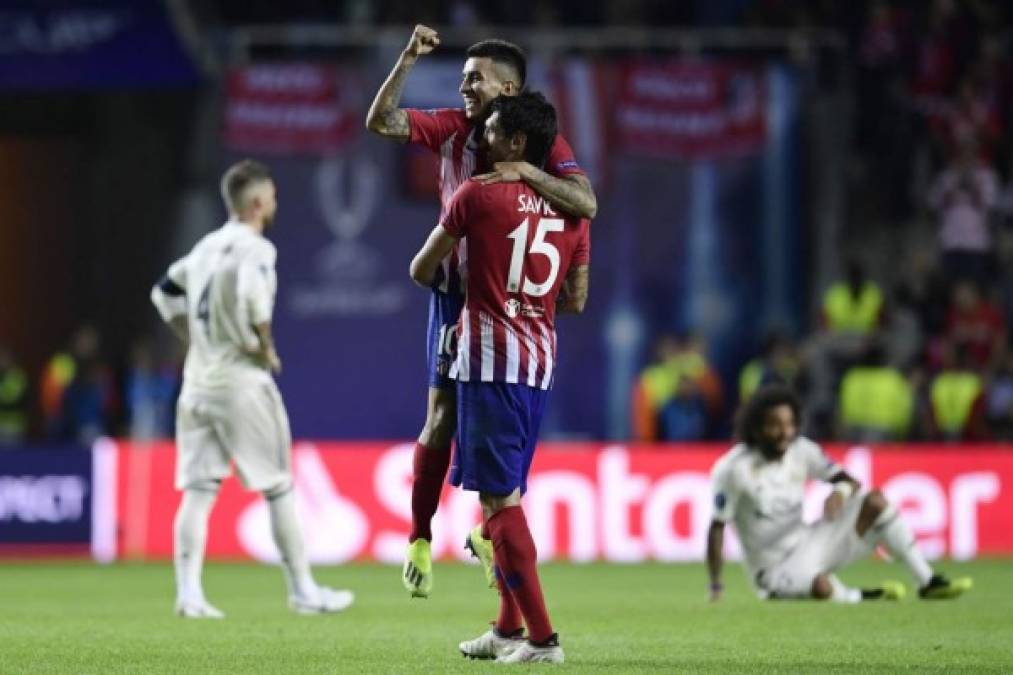 Ángel Correa celebra con Stefan Savic el final del partido. Foto AFP