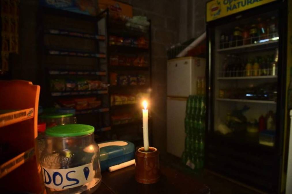 Numerosos comerciantes tuvieron que atender a sus clientes a la luz de las velas y esto en pleno día.