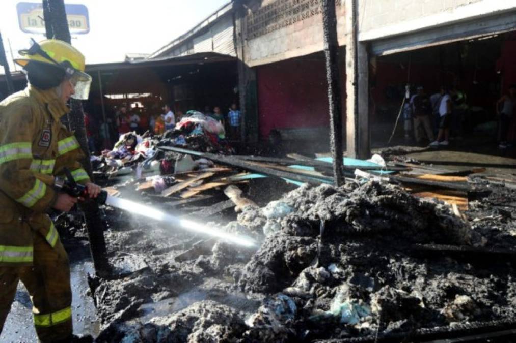 Un incendio se registró la madrugada de este sábado en el mercado Zonal Belén, en Comayagüela, consumiendo 24 puestos de negocios.