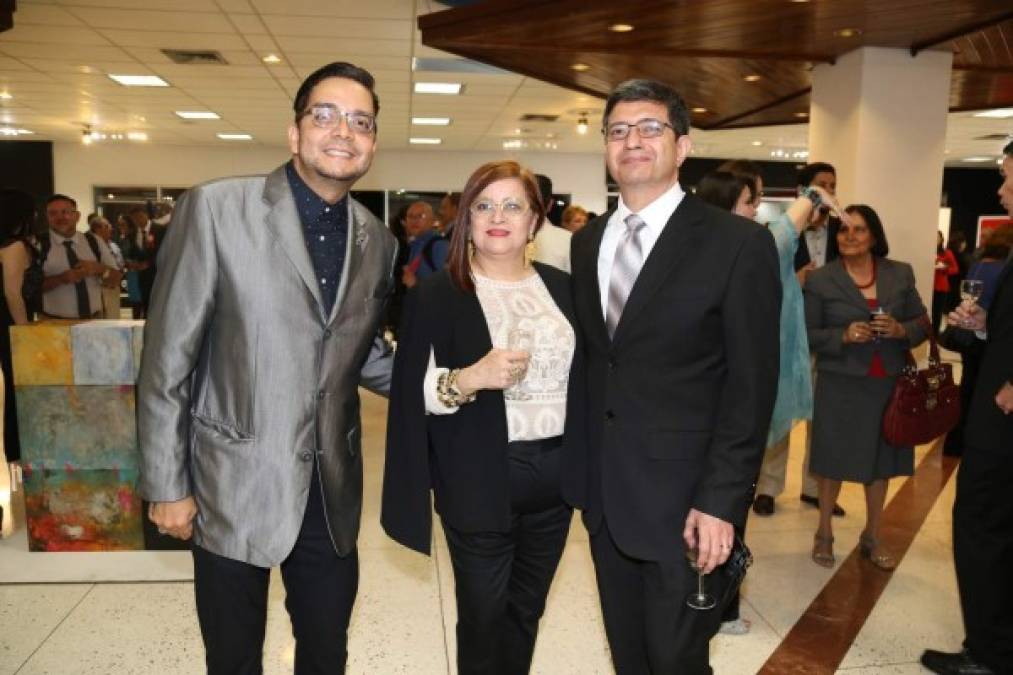 Enrique Oyuela con Carolina y Marco Arias.