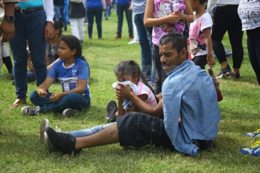 El humo de una bomba lacrimógena alcanzó una de las graderías del recinto en pleno desfile. <br/>