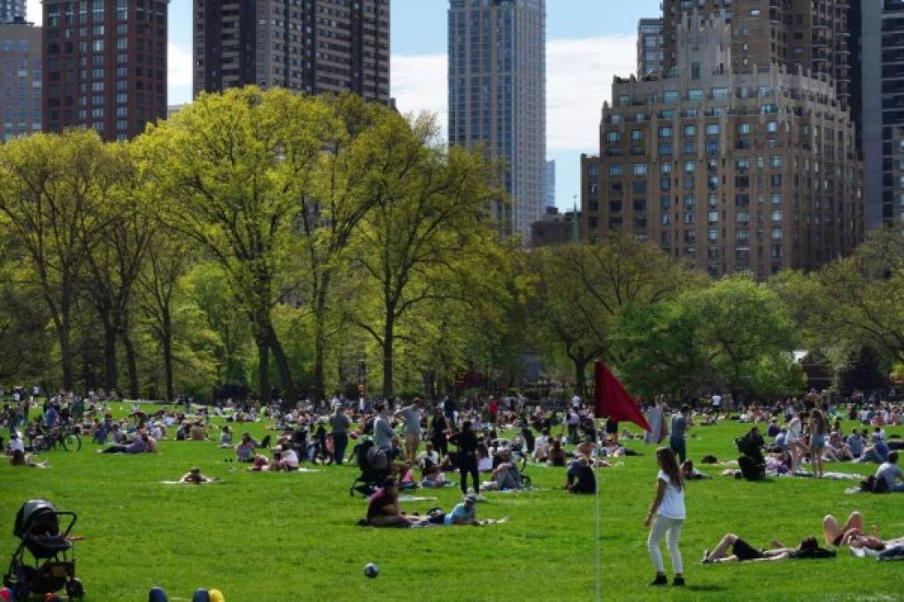 NEW YORK, NY - MAY 02: People fill Sheep Meadow in Central Park during the coronavirus pandemic on May 2, 2020 in New York City. COVID-19 has spread to most countries around the world, claiming over 244,000 lives with over 3.4 million infections reported. Cindy Ord/Getty Images/AFP<br/><br/>== FOR NEWSPAPERS, INTERNET, TELCOS & TELEVISION USE ONLY ==<br/><br/>