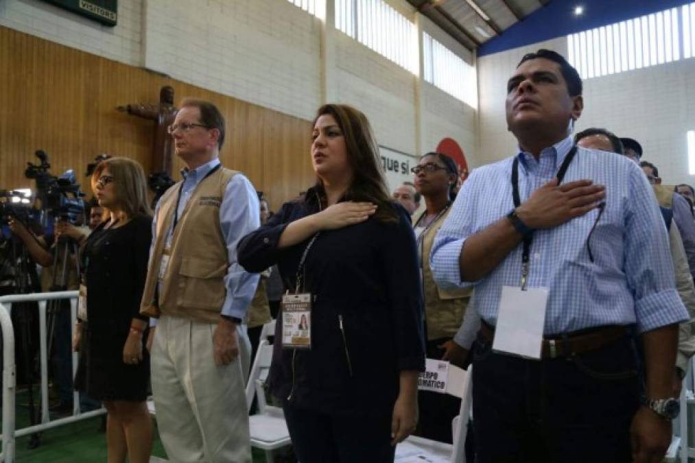 La ceremonia dando por iniciadas las votaciones se celebró en Tegucigalpa en presencia de representantes del cuerpo diplomático, acompañantes y observadores internacionales; autoridades civiles, militares y representantes de mesas electorales.