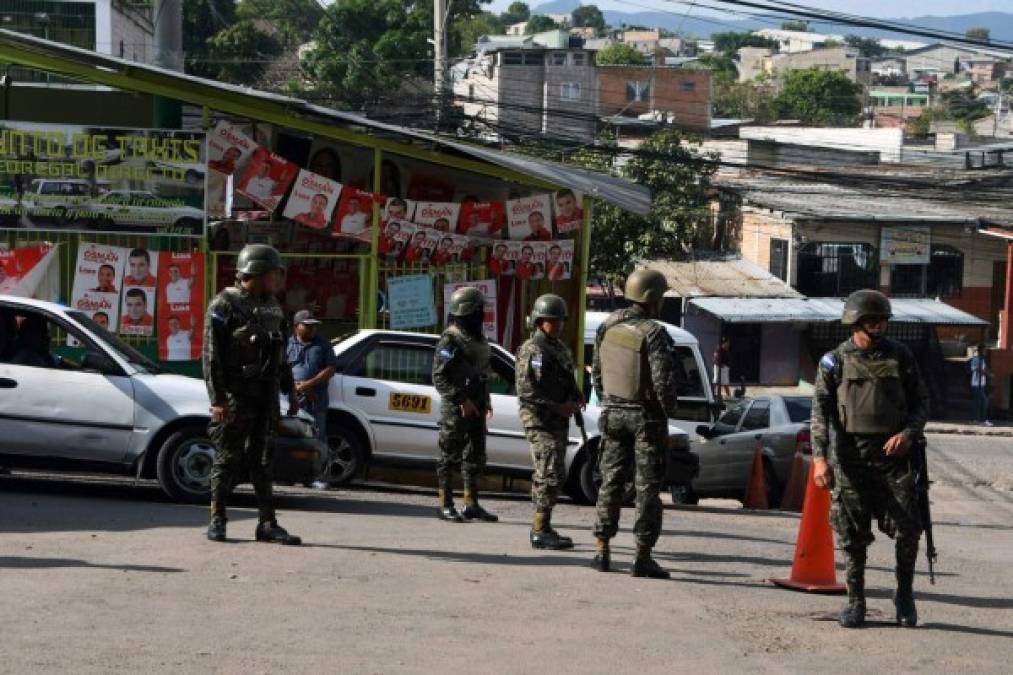 Desde las 6:00 am un contingente de policías militares se tomó las calles de la colonia El Pedregal de Comayagüela.