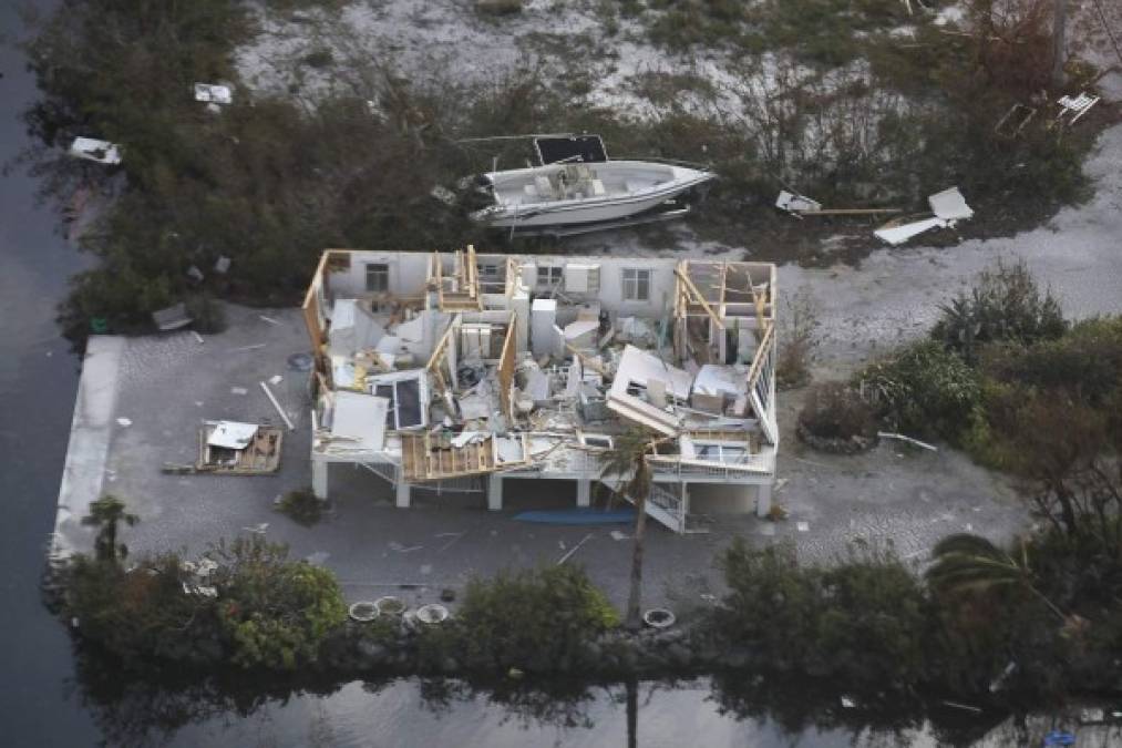 La cadena de islas que conforman los Cayos, de unas 110 millas de largo y cerca de 80.000 habitantes, se llevó la peor parte después de que la mañana del pasado domingo el ojo del huracán Irma pasara sobre el Cayo Cudjoe y golpeara con furia la zona.<br/>