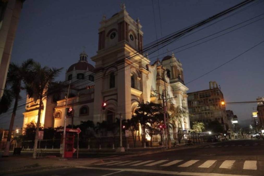 Los alrededores de la Catedral en la capital industrial dejaron de transitar conductores y transeúntes.