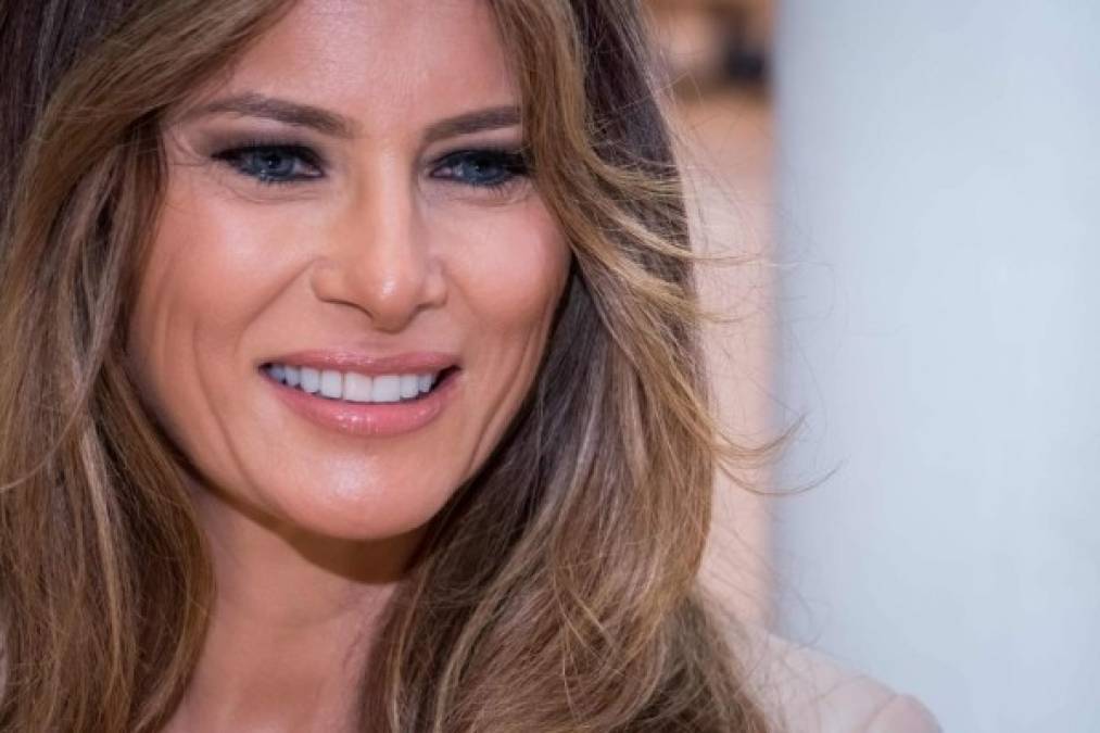 Melania optó por un maquillaje discreto para complementar su elegante look en Bruselas.