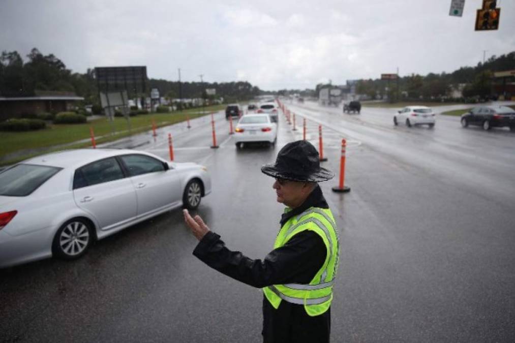 Miles de personas optaron por evacuar hacia el sur a los estados de Georgia y Florida.