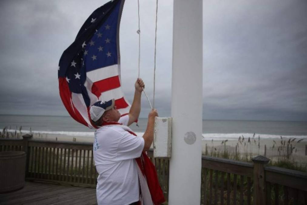 Según un probable patrón de trayectoria del NHC, el ojo de Florence se aproximará en la tarde hoy a las costas de Las Carolinas y 'esta noche y el viernes se moverá cerca o sobre la costa del sur de Carolina del Norte y este de Carolina del Sur'. Los residentes comenzaron a bajar sus banderas para evitar que se desgarren con los fuertes vientos.