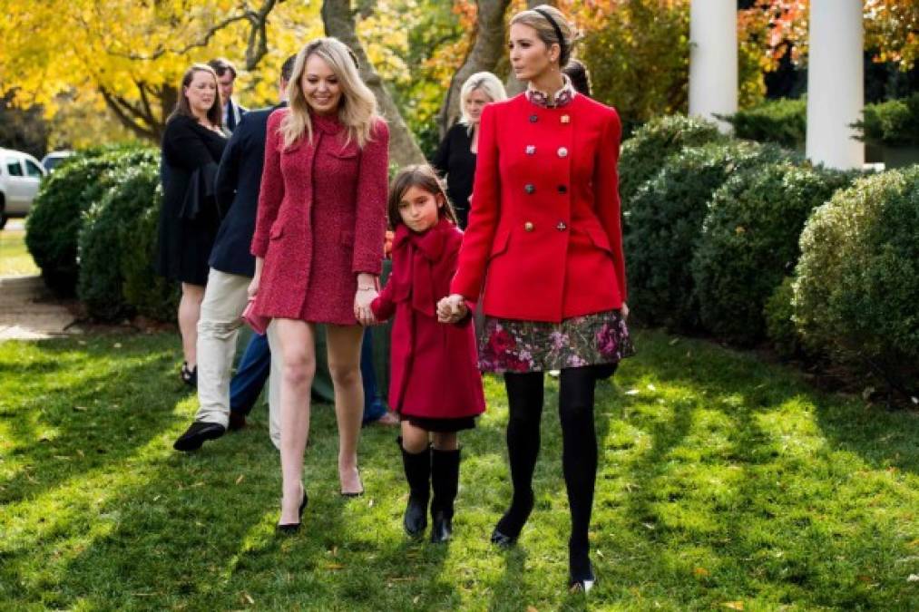 Ladies in red! Tiffany, Arabella e Ivanka utilizaron todas un abrigo rojo para una de las tradiciones más importantes en EUA.