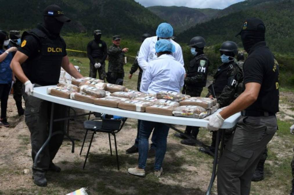 Un total de 137 paquetes de cocaína fueron incinerados por la Fuerza de Seguridad Interinstitucional Naciona (Fusina). AFP