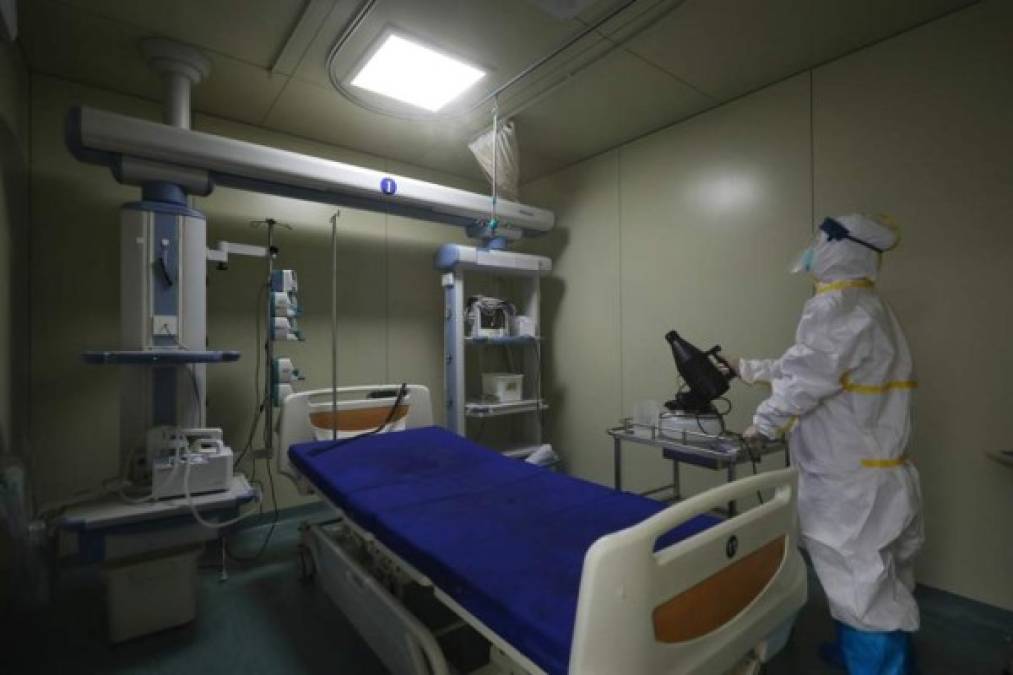 Los hospitales de Wuhan desinfectaron sus instalaciones para comenzar a atender a los pacientes que sufren otras dolencias.