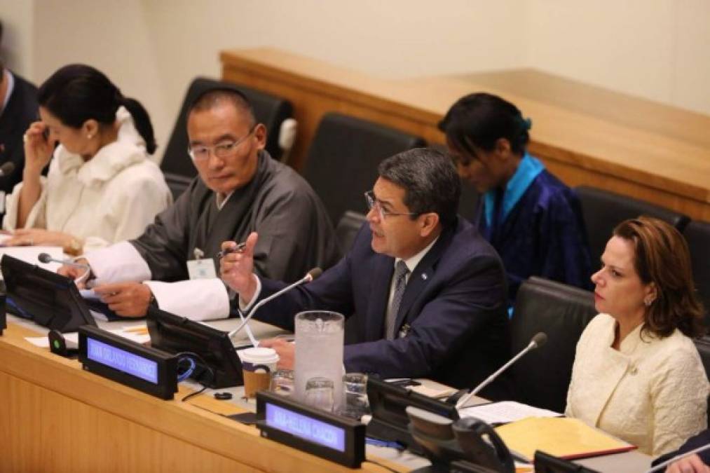 El presidente de Honduras, Juan Orlando Hernández, lideró en la mañana del martes el foro de pobreza multidimensiona en la ONU, donde ha explicado los programas sociales de su gobierno. Participa con Hernández el primer ministro de Bután, la vicepresidenta de Panamá y entre los espectadores se encuentra el presidente de Guatemala, Jimmy Morales.