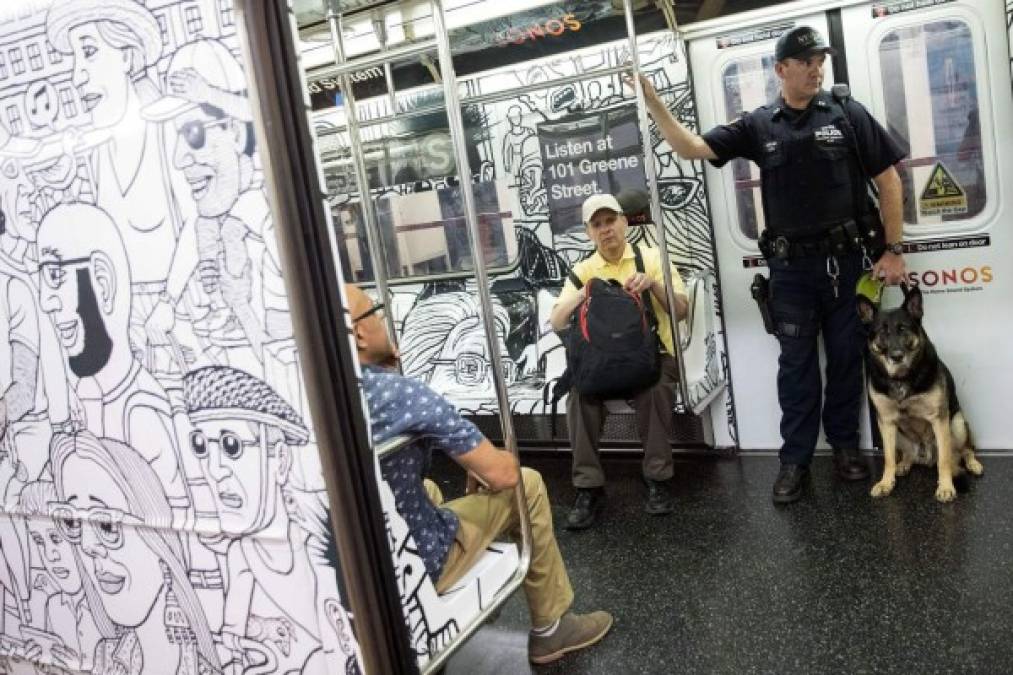 Elementos de la policía de Nueva York patrullan los trenes subterráneos, las calles y los lugares frecuentados por turistas debido a la amenaza terrorista.