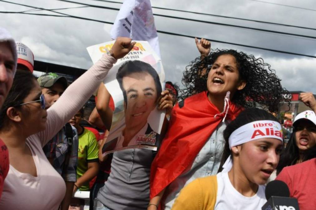 Seguidoras del presentador de Cinco Deportivo se manifiestan en Tegucigalpa.