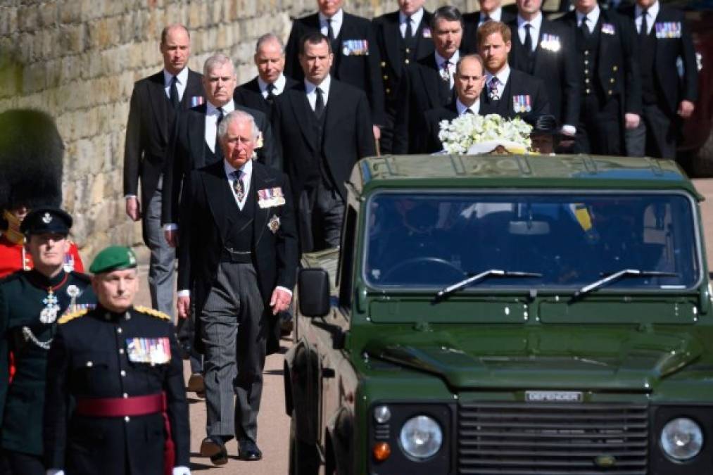 Los hijos de la princesa Diana siguieron a su padre, el príncipe Carlos durante la procesión. El heredero al trono no pudo contener las lágrimas al despedir a su padre.
