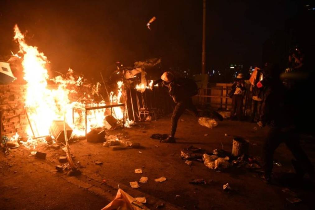 Los policías, supuestamente pertenecientes al cuerpo de élite conocido como 'Raptors', habían sido recibidos con cócteles molotov, que causaron un gran fuego en la zona donde los manifestantes habían erigido barricadas, lo que provocó la intervención de los bomberos.
