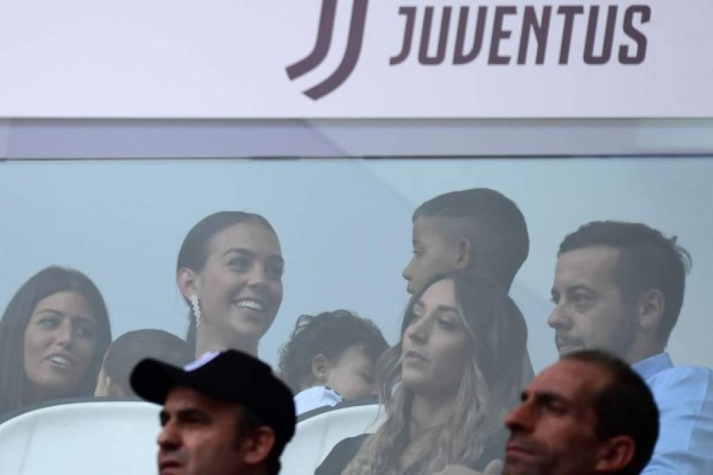 Georgina Rodríguez estuvo en las gradas del Allianz Stadium acompañada por Cristiano Ronaldo Jr. y el pequeño Mateo. Foto AFP