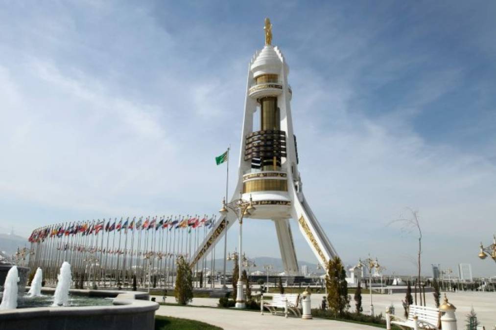 El monumento de la neutralidad Arch es uno de los más emblemáticos de Turkmenistán.