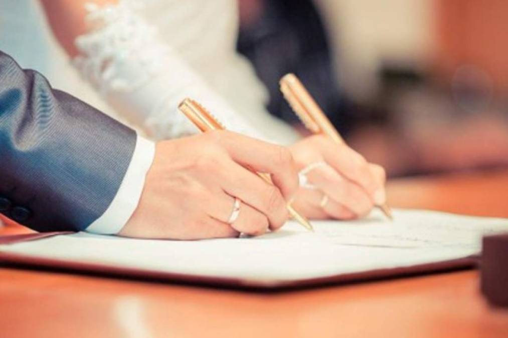 A partir del 1 de septiembre los novios que decidan contraer matrimonio deberán sumar un gasto más a la lista de preparativos de su boda, ya que el Colegio de Abogados de Honduras anunció que ya están listos para extender físicamente el certificado de matrimonio y que tendrá un costo de 5 mil lempiras.