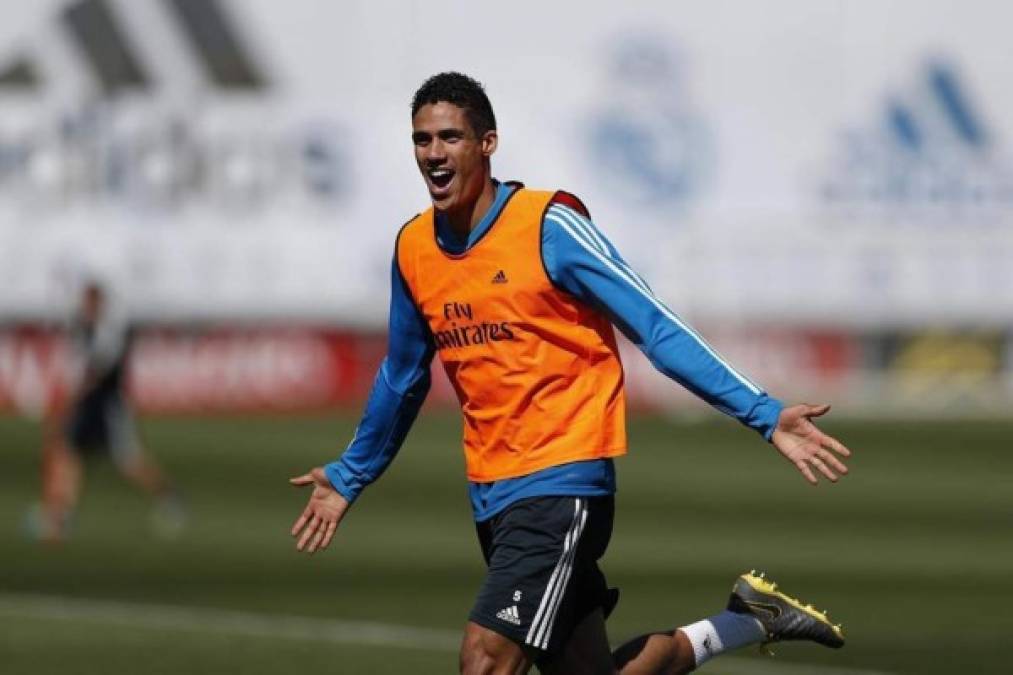 Varane: El zaguero francés goza de la confianza de Zidane, pero al parecer el defensor central quiere irse del Real Madrid y eso provocaría ser incluído en la lista negra del estratega del club blanco.