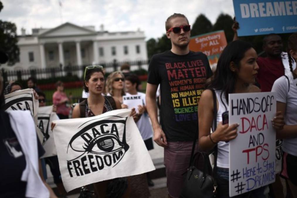 El gobierno de Donald Trump anunció este martes el fin de un programa instaurado por su predecesor Barack Obama que permitió residir y trabajar a 800,000 jóvenes llevados ilegalmente a Estados Unidos siendo niños<br/>