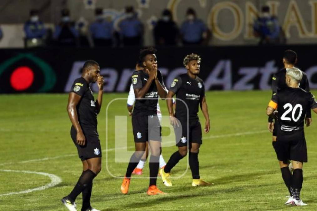 Las caras de sufrimiento de los jugadores del Honduras Progreso tras un gol del Olimpia.