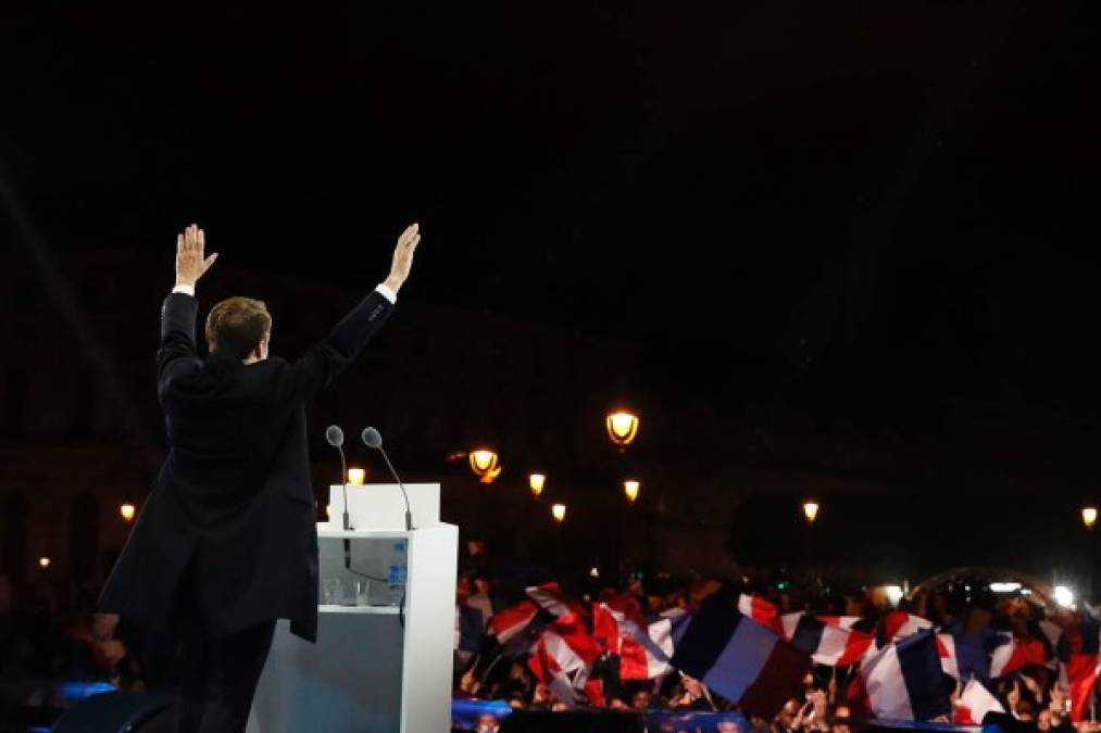 Emmanuel Macron disfruta de su momento de triunfo junto con sus seguidores.