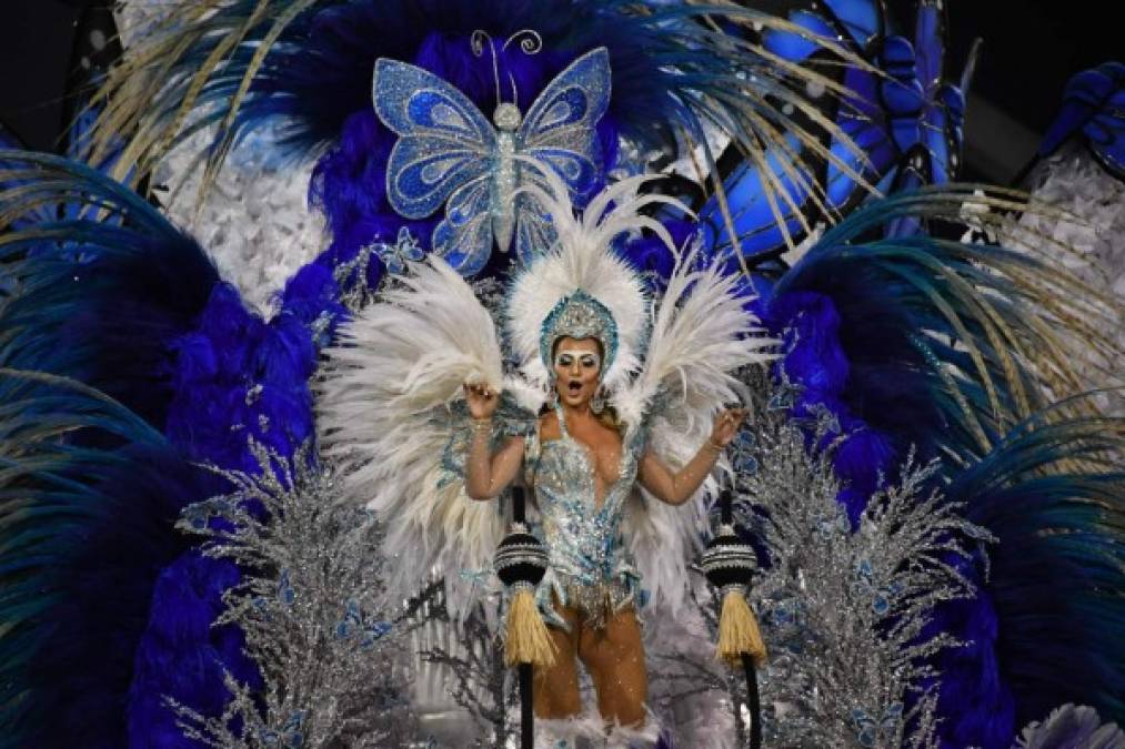 El desfile de las mayores escuelas de samba de Rio de Janeiro es una explosión de ritmo, plumas y purpurina.