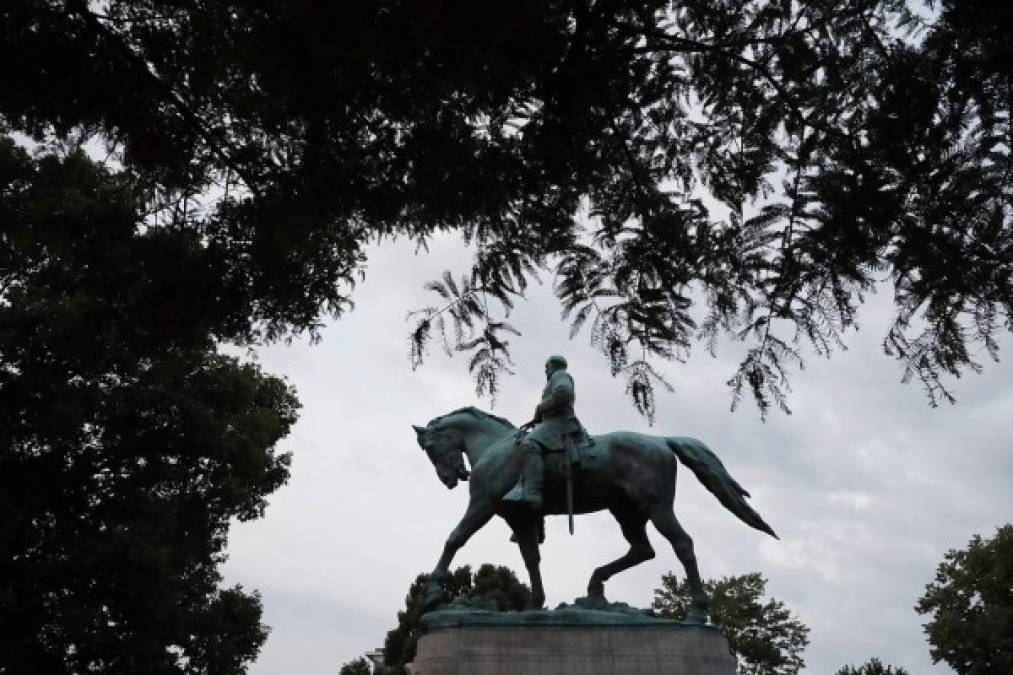 Los supremacistas blancos iniciaron las protestas contra el retiro de una estatua del general confederado Robert E. Lee de un parque de la ciudad.