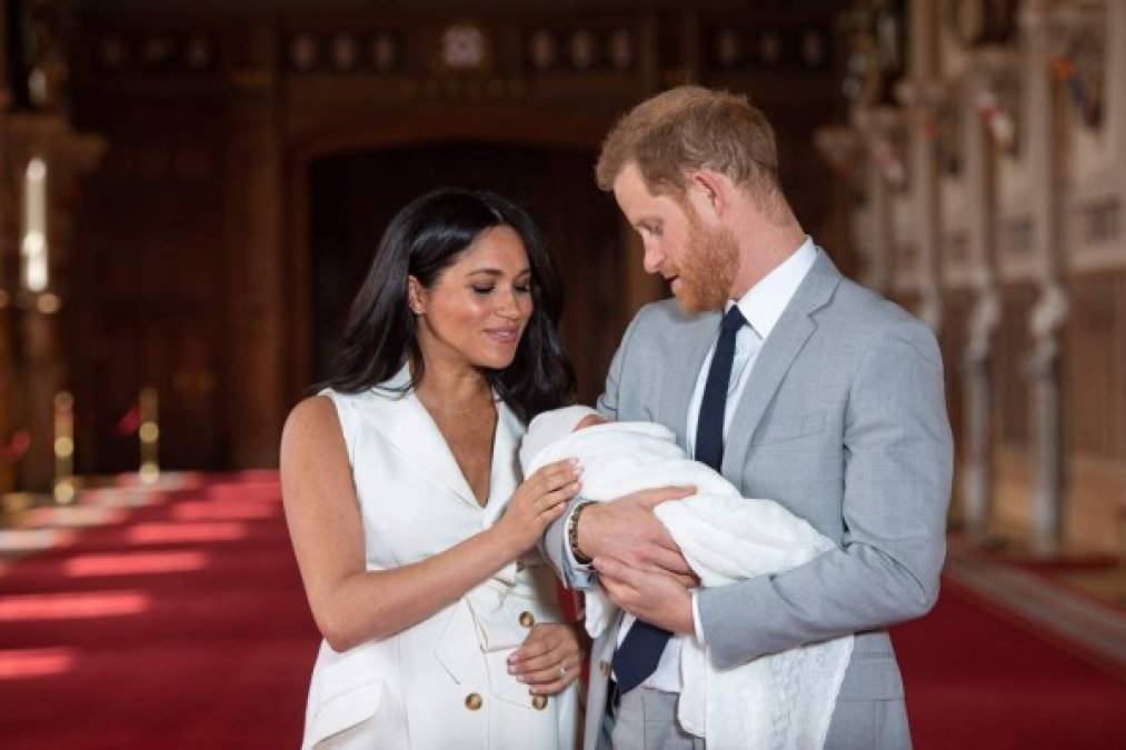 Harry denunció asimismo 'el sexismo y el racismo' contra su esposa en las redes sociales, como el tuit de un presentador de la BBC que tras el nacimiento de Archie escribió 'el bebé real sale del hospital' junto a la foto de una pareja que daba la mano a un chimpancé. Fue inmediatamente despedido.