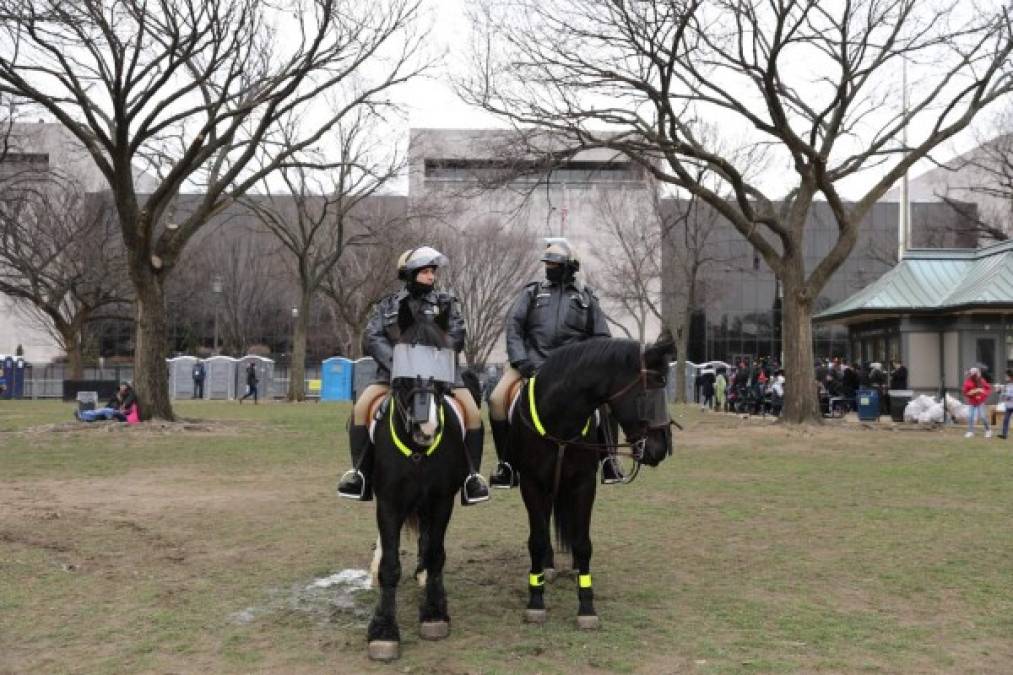 Dos policías montados hacen guardia en un parque de la ciudad de Washington.