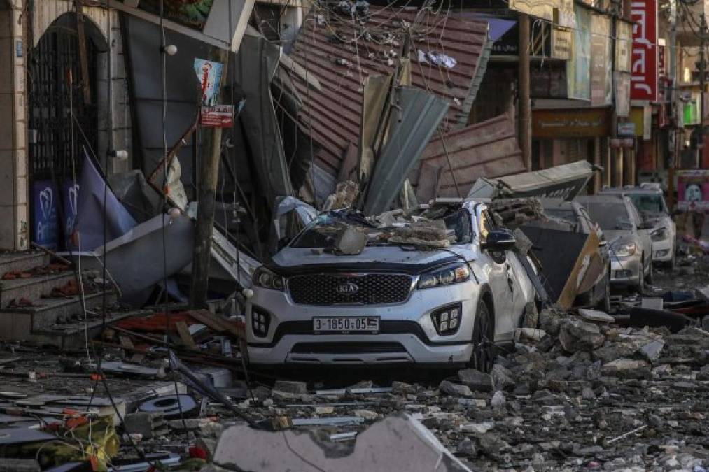 El martes por la noche la aviación israelí voló un edificio de 12 plantas en el que tenían sus oficinas altos cargos de Hamás y luego otro edificio de nueve plantas, en el que había un canal de televisión local, viviendas y tiendas.