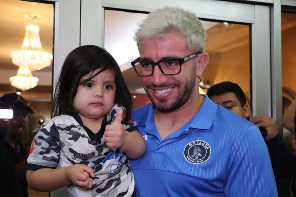 El delantero sudamericano posó contento y sonriente con los pequeños aficionados para la foto.