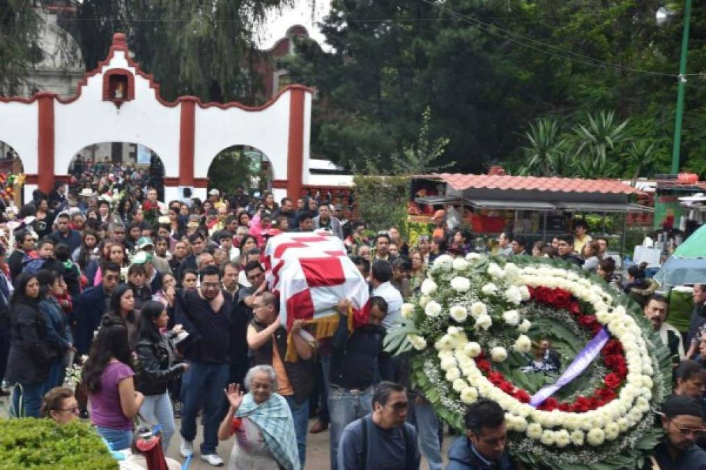 La cifra de muertos sigue aumentando por el fuerte terremoto ocurrido en México el pasado martes hasta llegar hoy a 319, mientras se reducen las esperanzas de encontrar a sobrevivientes entre los escombros de los edificios colapsados. En la Ciudad de México el número de fallecidos es ya de 181 y se teme que supere los 200, pues hay alrededor de 40 personas desaparecidas, informó el coordinador nacional de Protección Civil, Luis Felipe Puente.